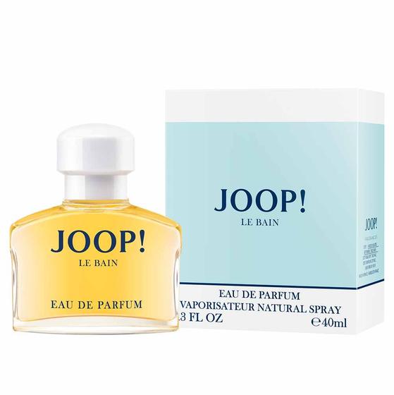 Frasco do perfume Joop! Le Bain ao lado de sua embalagem de papelão azul claro e branca
