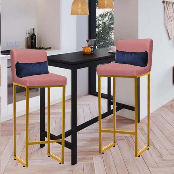 Imagem de Kit 02 Banqueta Alta com Encosto Lucca Industrial Cozinha Balcão Ferro Dourado Suede Rose Gold e Almofada Azul Marinho - Ahazzo Móveis