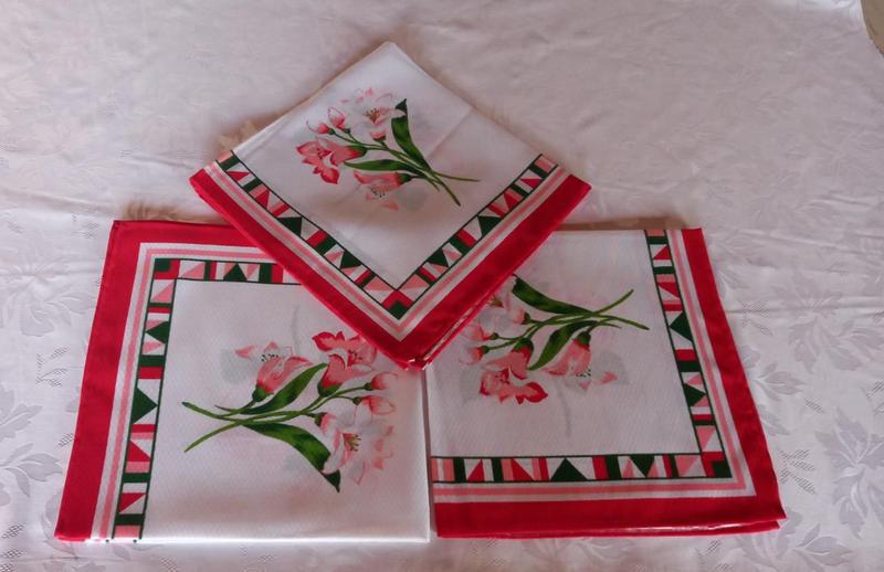 Imagem de Kit 03 peças toalha / forro de centro de mesa toalha de cha em pa estampado vermelho