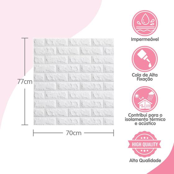 Uma placa de revestimento 3D estilo tijolinho branco com as medidas 70cm e 77cm indicadas, e ícones de impermeabilidade, cola de alta fixação e isolamento térmico/acústico.