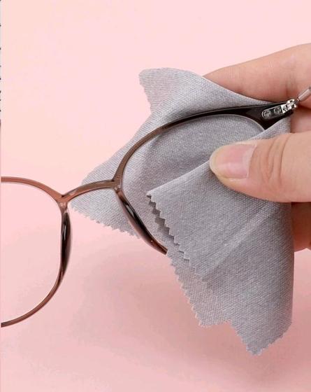 Imagem de Kit 100 flanela de microfibra  eficaz para limpar lentes de óculos