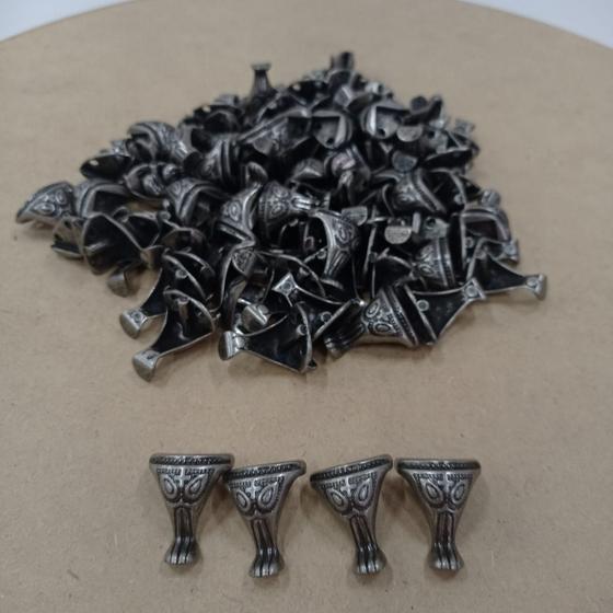 Imagem de Kit 16 Pezinhos de Metal Tradicional Pequeno  para Caixas em MDF - Prata Velho