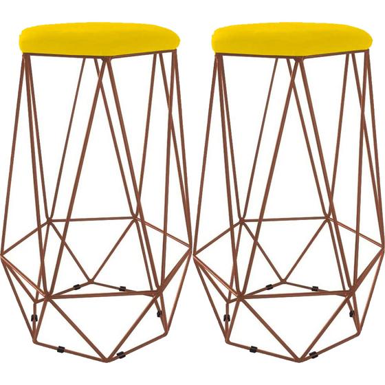 Imagem de Kit 2 banquetas decorativas para sala hexágonal aramado base bronze suede amarelo - clique e decore