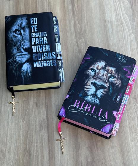 Imagem de Kit 2 bíblias Leão eu te chamei + Bíblia leão Dalila com Abas adesivas com pingente Jesus