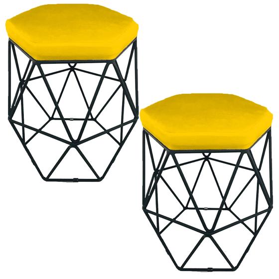 Imagem de Kit 2 puff decorativos para sala hexagonal aramado base preta suede amarelo - clique e decore