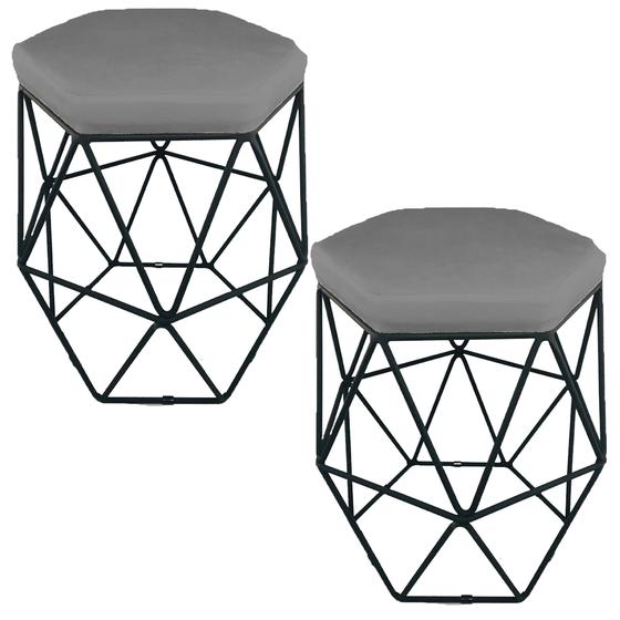 Imagem de Kit 2 puff decorativos para sala hexagonal aramado base preta suede cinza - clique e decore