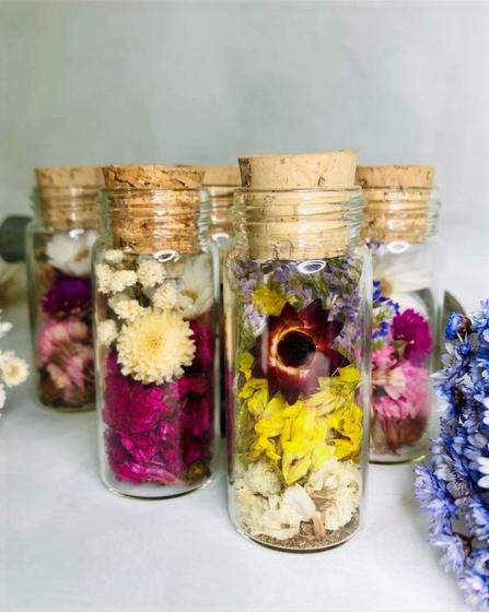 Imagem de Kit 25 Garrafinhas com flores secas para lembrancinha