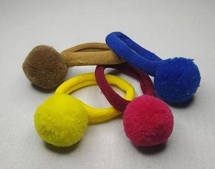 Imagem de Kit 3 cartelas de fecho com 4 mini elástico rabicó colorido com pompom divertido