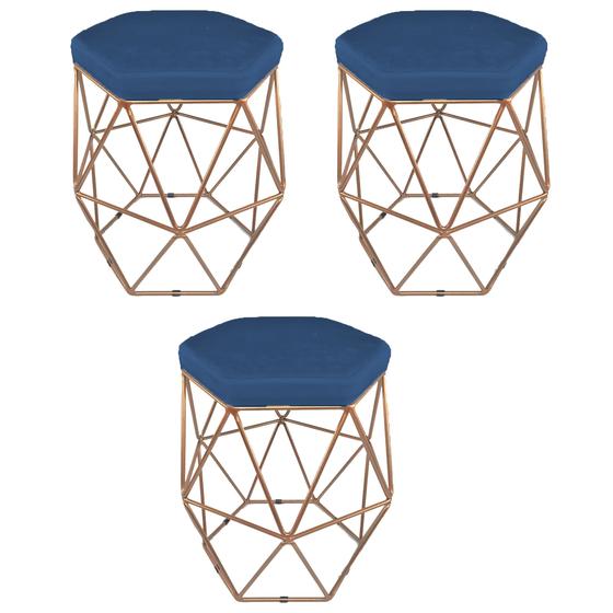 Imagem de Kit 3 puff decorativos para sala hexagonal aramado base bronze suede azul marinho - cique e decore