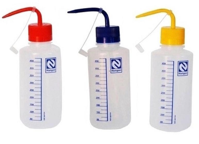 Imagem de Kit 3 Un Pissetas 250ml Graduadas Em Pe C/3 Tampas Coloridas: Amarelo, Azul e Vermelho