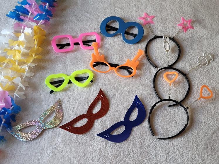 Imagem de kit 30 adereços para festa com colar havaiano tiara óculos e máscara