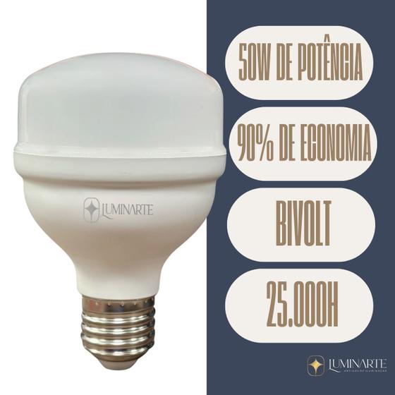 Lâmpada LED Luminarte 50W com informações sobre potência, economia, bivolt e durabilidade.