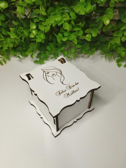 Imagem de Kit 50 caixinhas em mdf 5cm x 6,5cm x 6,5cm personalizado a laser dia das mulheres