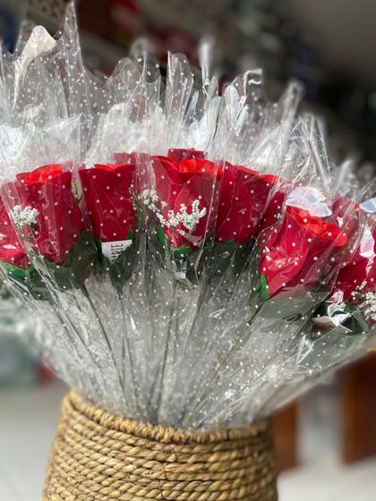 Imagem de Kit 50 Rosas Vermelhas Artificiais Botões De Rosa Aveludado 43 cm Vermelho