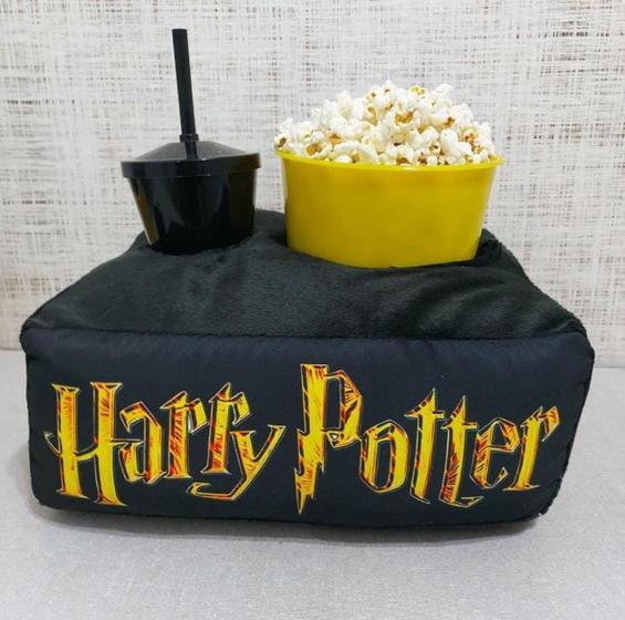 Imagem de Kit Almofada Porta Pipoca Acompanha 1 Copo + 1 Balde Para Pipoca HARRY POTTER