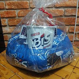 Imagem de Kit Almofada Porta Pipoca com 1 Balde de Pipoca e 2 copos com tampa e canudo - Quero Bis de você