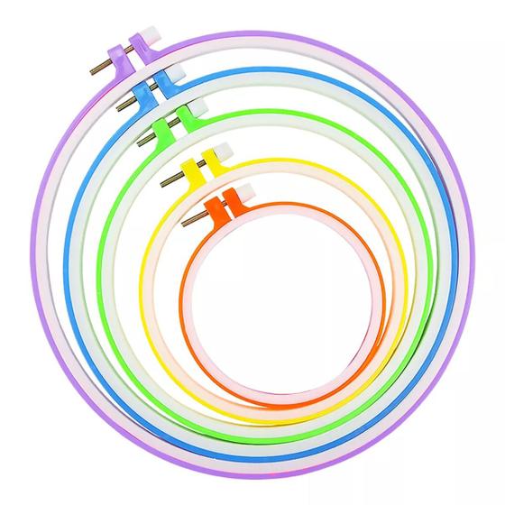 Imagem de Kit Bastidores Coloridos Plastico Para Bordado Com Tarraxa 5 Tamanhos