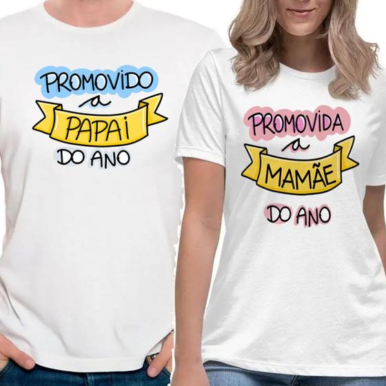 Imagem de Kit c/ 2 camisetas promovidos a papai e mamãe do ano casal Cor:BrancoTamanho:GG