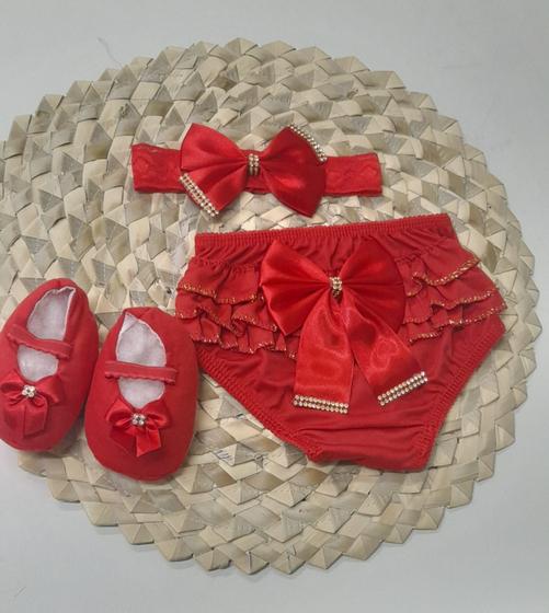 Imagem de Kit Calcinha bebê 03 á 06 Meses Tapa Fralda Bunda Rica Com Sapatinho 3 peças, laço para cabelo, calcinha e sapatinho