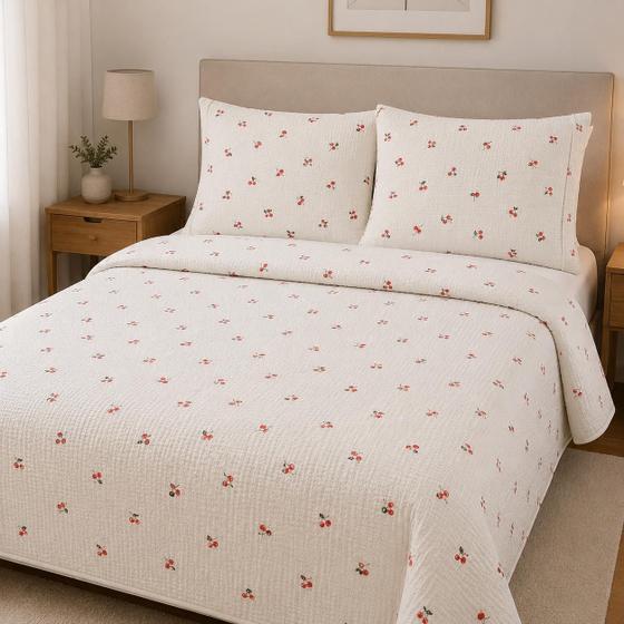 Kit Cobre Leito Queen Piquet Premium Estampa Cereja 3 Peças Acabamento em Bainha Toque Macio para Quarto