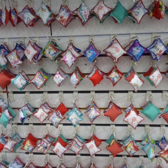 Imagem de kit com 100 chaveiros do unicórnio variadas cores 
