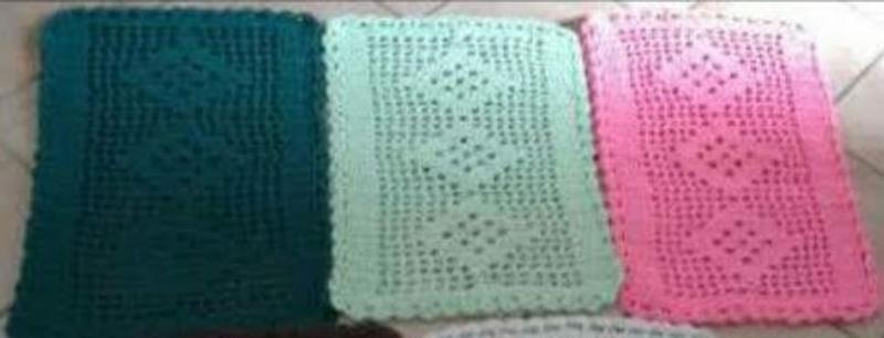 Imagem de Kit com 2 tapetes retangular de crochê 37x57 cm cores conforme variação