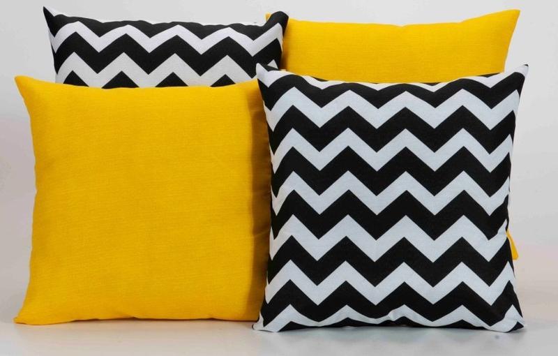 Imagem de Kit com 4 Capas Para Almofadas Decorativas Estampa Ziguezague Preto e Branco com Amarelo