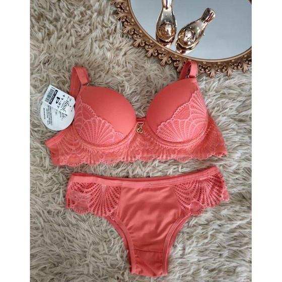 Imagem de kit com 5 conjuntos de lingerie de luxo.