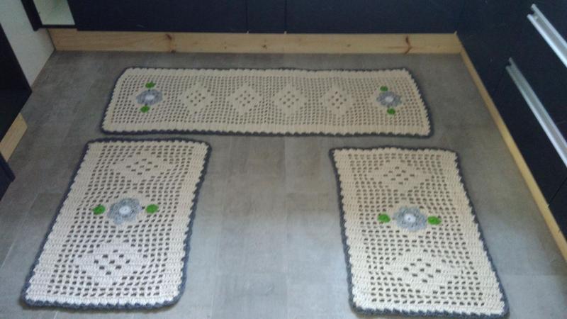 Imagem de Kit cozinha de crochê com 1 passadeira 40 x 120 cm e 2 tapetes 40 x 65 cm com flores