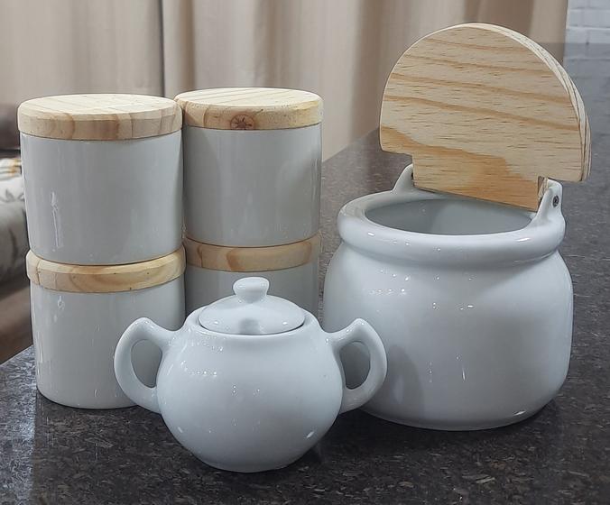 Kit Cozinha - Saleiro 1kg + kit 4 porta condimentos 250ml + Açucareiro 250ml - Porcelana Branca e Bege Menor preço em Kit Cozinha - Saleiro 1kg + kit 4 porta condimentos 250ml + Açucareiro 250ml - Porcelana Branca e Bege
