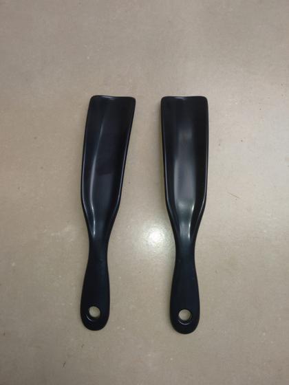 Imagem de Kit De 2 Calçadeiras Pretas Clássica Calçar Calçado Sapato Botas Tênis Leve Resistente Flexível