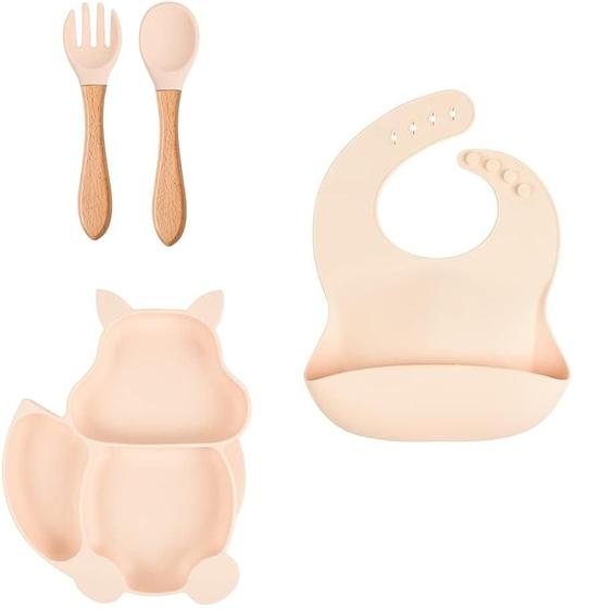 Imagem de Kit de acessórios para introdução alimentar contendo prato, babador, colher e garfo em silicone.