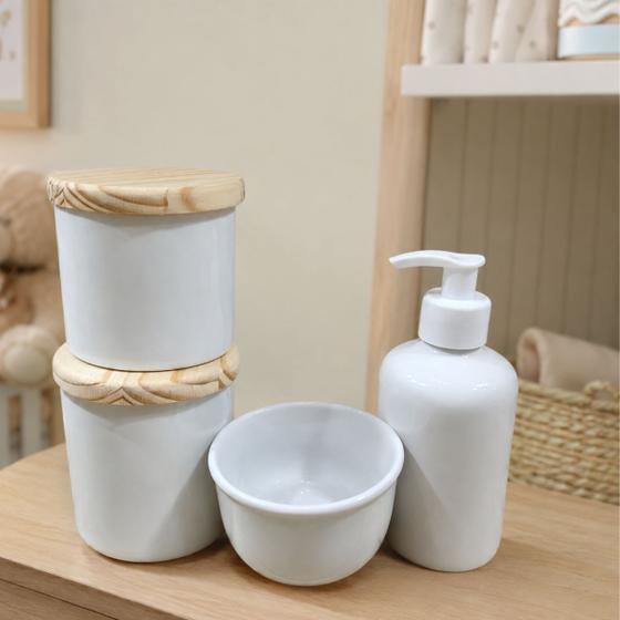 Kit higiene bebê 4 peças Porcelana branca Tampa Pinus com molhadeira - M.A.S.