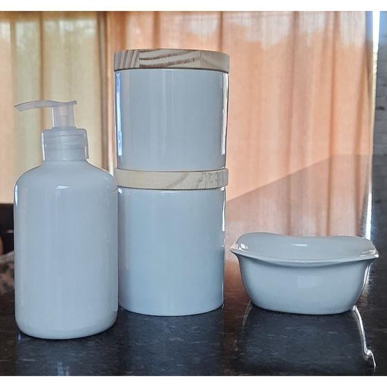 Imagem de Kit higiene bebê 4 peças - Potes, porta álcool e molhadeira - Porcelana Branca tampa pinus