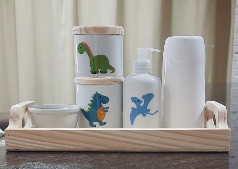 Imagem de Kit higiene bebê Dino Baby 6 peças - potes e porta álcool - Peças Porcelana Tampa e bandeja Pinus