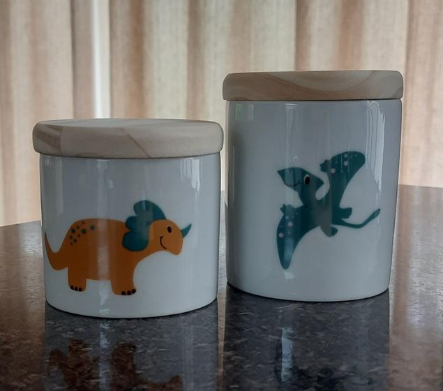 Imagem de Kit higiene bebê Dinossauro 2 potes - Peças Porcelana Tampas Pinus