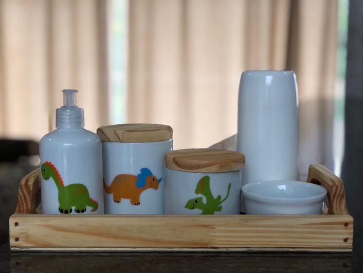 Imagem de Kit higiene bebê Dinossauro 6 peças - Bandeja, potes, porta álcool e molhadeira - Peças Porcelana Bandeja Pinus