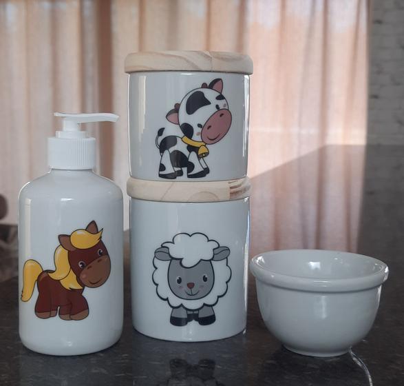Imagem de Kit higiene bebê Fazendinha 4 peças - potes, porta álcool e molhadeira - Peças Porcelana Tampas Pinus