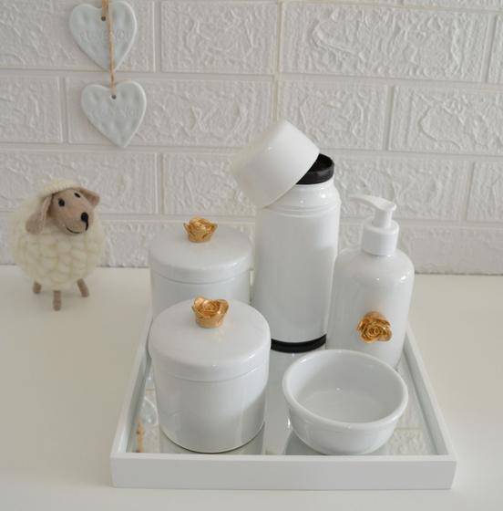 Imagem de Kit Higiene Bebê K010 Apliques Dourado Bandeja Espelho Banho Quarto