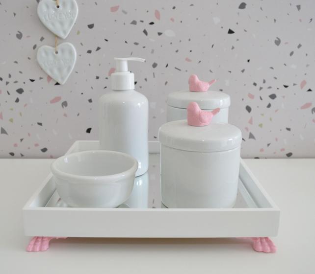 Imagem de Kit Higiene Bebê K014 Rosa Coroa Ovelha Passarinho Ursa Moderno Bandeja MDF branca Potes Porcelana