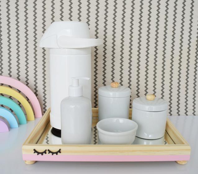Imagem de Kit Higiene Bebe K025 Bandeja Pinus Faixa Rosa Cílios Porcelana Térmica Gel Quarto Decoração