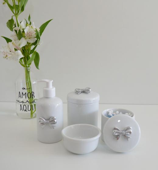 Imagem de Kit Higiene Bebê Porcelanas K016 Prata Aplique Ursa Coroa Laço Cavalo Flor Decoração