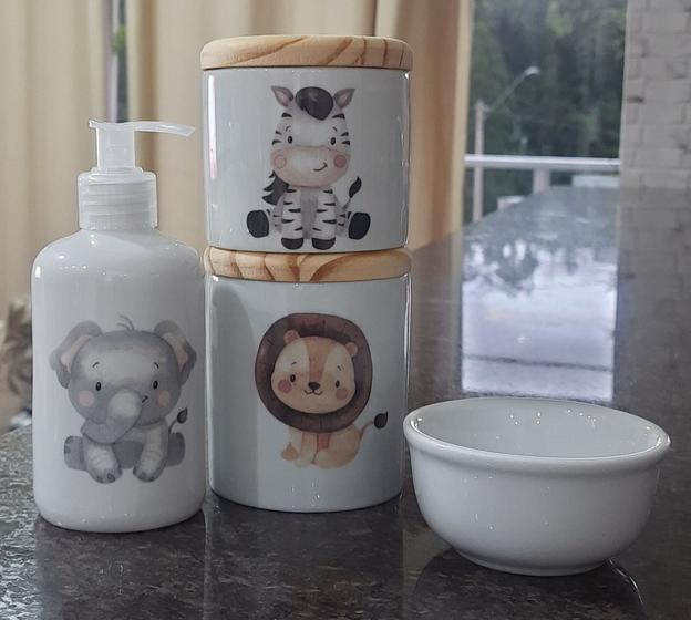 Imagem de Kit higiene bebê Safari 4 peças - potes, porta álcool e molhadeira - Peças Porcelana Tampas Pinus