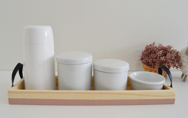 Kit Higiene Porcelana Bebê K158 Bandeja Pinus C/Alça Faixa Colorida Banho Cuidado Menino Menina Menor preço em Kit Higiene Porcelana Bebê K158 Bandeja Pinus C/Alça Faixa Colorida Banho Cuidado Menino Menina