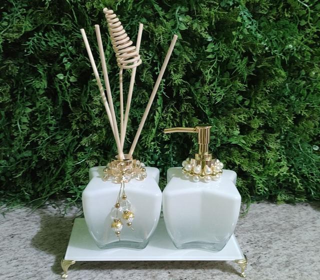 Imagem de Kit Lavabo 250 ml com detalhes em dourado. Acompanha o aroma de Capim limão.