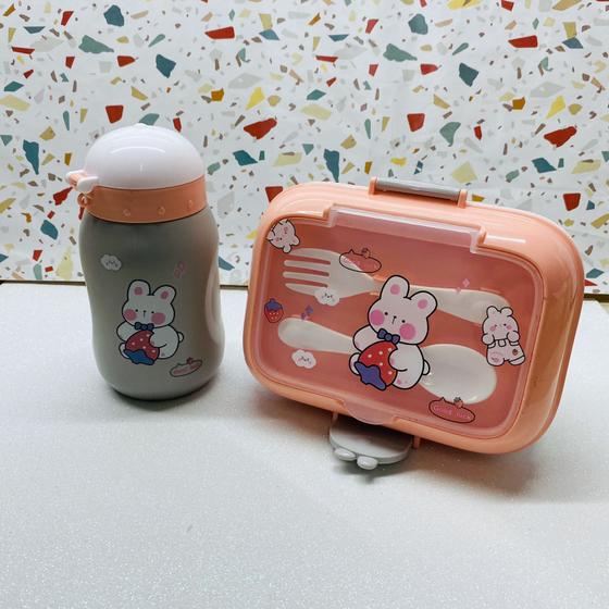 Kit Marmita Infantil Com Garfo E Colher + Garrafinha 450ML Com Canudo De Silicone Acompanha Adesivos E apliques HU56651 Menor preço em Kit Marmita Infantil Com Garfo E Colher + Garrafinha 450ML Com Canudo De Silicone Acompanha Adesivos E apliques HU56651