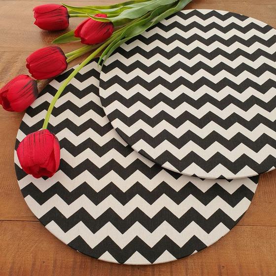 Imagem de Kit Mesa Posta 12 Bases MDF 35CM + 12 Capas de Sousplat Em Tecido Chevron Preto G Tricoline 100% Algodão