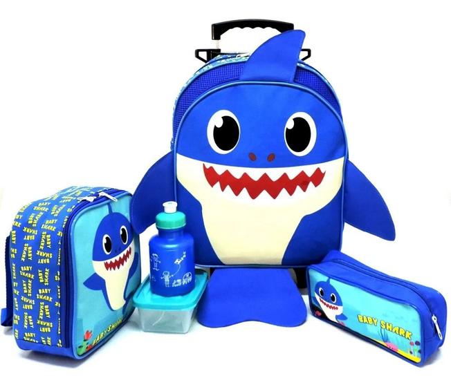 Kit Mochila Infantil Baby Shark Rodinha M Papai Tubarão Azul Menor preço em Kit Mochila Infantil Baby Shark Rodinha M Papai Tubarão Azul