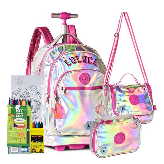Kit Mochila Luluca de Rodinha Holográfica Estojo e Lancheira Menor preço em Kit Mochila Luluca de Rodinha Holográfica Estojo e Lancheira