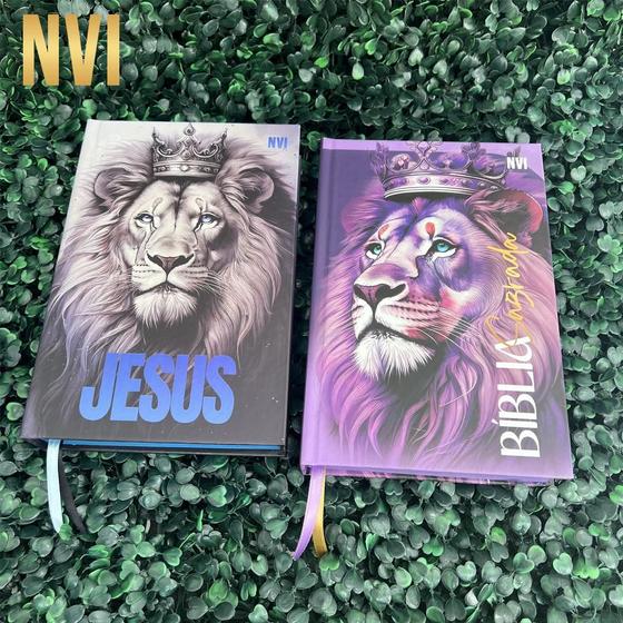 Imagem de Kit NVI Casal Cristão 2 Bíblias Evangélicas Jesus Azul e Leão Roxo Letras Médias Capa Dura HDC